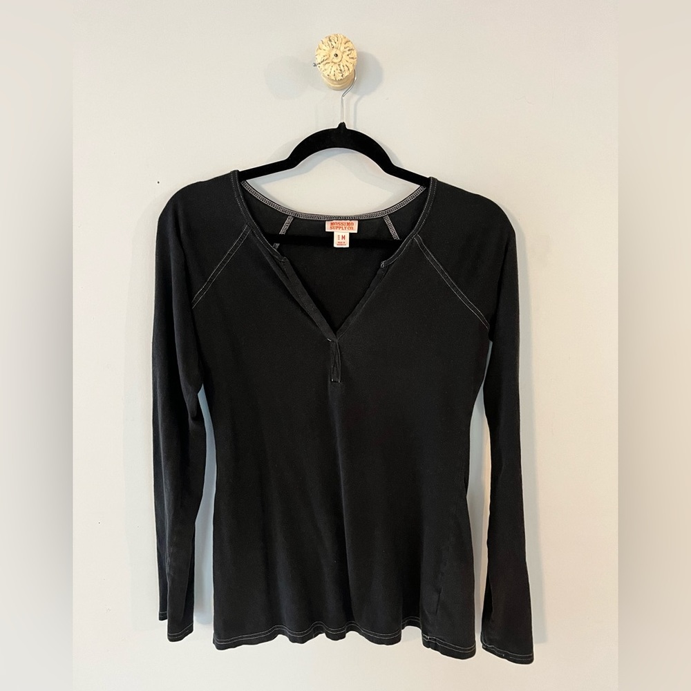 MOSSIMO SUPPLY CO. LONG SLEEVE V-NECK SHIRT. SIZE MEDIUM